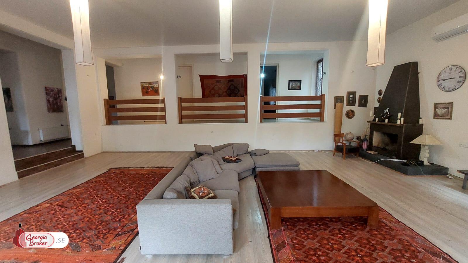 продается дом с новым ремонтом 9-комнат